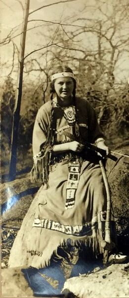 Soubor:Elisabeth Hoisington 1916.jpg