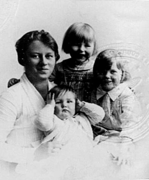 Soubor:ulrica hubbard 1922.jpg