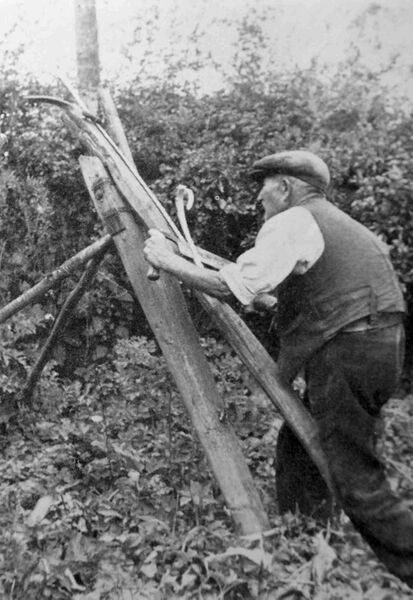 Soubor:shaving-hoops-paring-ladder-2.jpg